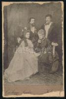 cca 1900 Csoportkép előkelő hölgyekkel és urakkal, keményhátú fotó Csizhegyi Sándor kolozsvári műterméből, sérült, kopott 16,5x10,5 cm