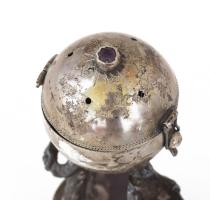 1873 Psumin tartó zenélő rabbik alakjával. Orosz, 1873, Moszkva, jelzett, tetején kőberakással, m: 9...