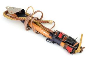 Karikás ostor, bőr és fa.