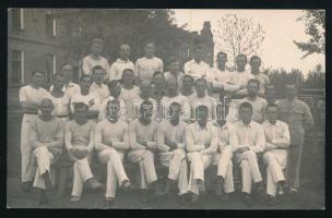 1919 Krasznaja Recska, Rjecska, Krasnaia- Rjetschka (Habarovszk, Khabarovsk); Az ekkor már amerikai fennhatóság alatt hadifogolytábor tornász csapata Sport und Turn Verein Fotólap 14x9 cm Hátoldalán Stobbe Kálmán (1883-1936) építőmester, labdarúgó, a magyar válogatott edzője pecsétjével / Sport und Turn Verein gymnast team in the Japanese-Russian POW (prisoner of war) camp, photo