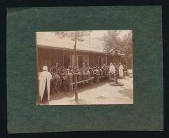 ca 1920 Ebéd a Krasznaja Recska, Rjecska, Krasnaia- Rjetschka (Habarovszk, Khabarovsk); hadifogolytáborban. Stobbe Kálmán (1883-1936) építőmester, labdarúgó, a magyar válogatott edzője hagytékából 12x9 cm kartonon / Hungarian officers in the Japanese-Russian POW (prisoner of war) camp, photo