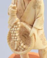 Japán okimono. Szőlőfürtöt tartó férfi. Faragott csont, XX. sz eleje. 11 cm hozzá fa tartó.




...