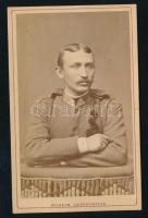 cca 1880-1890 Katonatiszt (százados) lövészbojttal, vizitkártya Liederhoffer Vilmos budapesti műterméből, 10,5x6,5 cm