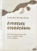 Lenhardtné Bertalan Emma: Évtizedek sodrásában. Nagykanizsa, 1997, Czupi, papírkötés, a szerző által dedikált, mellékelve egy meghívó a szerző kiállítására, illetve arról egy fotó.
