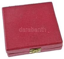 Csehszlovákia DN "Mikszáth Kálmán 1847-1910" egyoldalas bronz emlékérem sérült tokban. Szi...