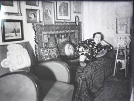 20 db üvegnegatív + 6 db fotónegatív, vegyes, főként családi felvételekkel, változó méretben és álla...