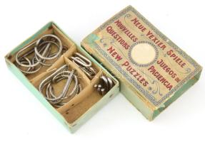 Neue Vexier Spiele antik ördöglakat játék szett, eredeti kissé sérült dobozában, hiánytalan.