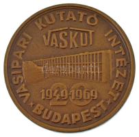 1969. "VASKUT - Vasipari Kutató Intézet Budapest 1949-1969" kétoldalas bronz emlékérem, hátlapon a Selmecbányai Bányászati Akadémia tanulmányi éremsorozatának Kohász jutalomérmének képével (45mm) T:AU