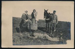 1917 Agyonlőtt orosz katona holtteste egy magyar lovas katona és civil nők között, fotó, hátoldalon feliratozva, 13,5 cm