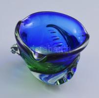 Kétszínű cseh asztaldísz, kis karcokkal. d: 11 cm