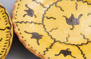 Tóth Tüskevár 2 darab dísztányér, jelzett, kis mázhibával, d: 19 cm