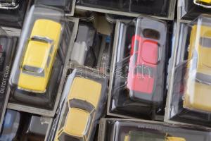 Régi idők legendás autói nagy gyűjtemény. Játék autók, hozzá tartozó prospektussal. Összesen 98 dara...