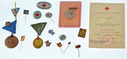 17db-os magyar és külföldi, egészségügyi és vöröskeresztes jelvény- és kitüntetés-tétel, közte 1991. "Kiváló Véradó" részben zománcozott bronz kitüntetés mellszalagon, miniatűrrel, igazolvánnyal T:vegyes