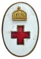 ~1910. "Koronás Vöröskereszt" kisméretű zománcozott bronz jelvény (23x16mm) T:AU