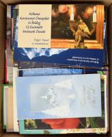 Kb. 900 db modern motívum képeslap egy dobozban: üdvözlőlapok / Cca. 900 modern motive postcards in a box: greeting cards