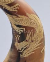 Faragott bikaszarv pár, részletgazdag sárkány mintával díszítve, fa talpon, m: 28 cm