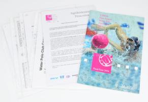 A férfi vízilabda Euroliga 2004-es budapesti négyes döntőjének (2004. május 28-29.) beharangozó és napi kiadványai. A tétel tartalma: a Domino-Honvéd főtámogatója, a T-Mobile kiadványa a négyes döntőről, benne a programmal, a kupamúlttal, a csapatok bemutatásával (28 oldal); a tornát beharangozó három sajtóközlemény, ebből kettő angol nyelven is (összesen 5 oldal); a negyeddöntő oda- és visszavágóinak eredményei góllövőkkel (2 oldal); hét hírlevél (7 oldal); két mérkőzésjegyzőkönyv (Honvéd-Domino - Primorje Rijeka 7:6 az elődöntőben; Rijeka-Sturm 2002 Csehov 9:7 a 3. helyért); a négy mérkőzés után készített villáminterjúk (összesen 7 oldal). A győztes a Honvéd lett, miután a döntőben 7:6-ra megverte a montenegrói Jadran Herceg Novit. A 2003-2004-es sorozatot nevezték először Euroligának (az olasz csapatok nem indultak, mert nem tudtak megegyezni az európai szövetséggel a versenynaptárban), a 2011-2012-es évadban újra Bajnokok Ligája lett az elnevezés. A győztes Honvéd: Bárány Attila, Bereczki Miklós, Biros Péter, Fodor Rajmund, Frikk Ottó, Gergely István, Kiss Gergely, Kovács Olivér, Kovács Zoltán, Molnár Tamás, Paján Viktor, Sugár Sándor, Szívós Márton, Vári Attila, edző: Kovács István.