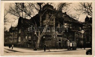 Budapest VI. A Magyar Sajtó Háza (Schanzer villa), Bajza utca és Andrássy út sarok, rendőr, Sphinx Mobiloil benzinkút. Andrássy út 101. (fl)