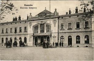 Rzeszów, Rajsze; Dworzec kolejowy / railway station, horse-drawn carriages (cut)