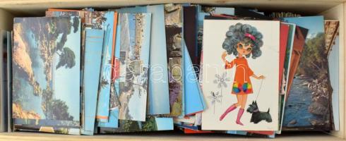 Kb. 1700 db MODERN vegyes, de főleg városképes képeslap fa dobozban / Cca. 1700 modern mixed, but mainly town-view postcards in a wooden box