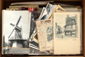 2-300 régi főleg külföldi városképes lap hozzá félmodern szélmalmok valamint modern városképes lapok az egész világból, dobozban. Érdemes megnézni!!