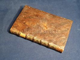 Molnár János:  Az oltári szentségröl és áldozatról. A' Reformátusok' paizsa ellen Hármas könyv. Írá Molnár János. Posonyban, 1775. Landerer Mihály' betüivel. [24] + 254 p. Egyetlen kiadás. Molnár János (1728-1804) jezsuita szerzetes, hitszónok, retorikatanár szenvedélyes hangon írt értekezése a katolikus oltáriszentség eszméjét veszi védelmébe. A katolikus hitvédelmi kötet elsősorban Helmeczy István (1670-1752) református prédikátor, dunamelléki püspöknek - a Melianus Gnatereth szerzői név alatt alkotó szerzőnek - évtizedekkel korábban kiadott "Igasság paisa" (Utrecht, 1741) címmel írt munkáját kívánta cáfolni. Példányunk egy levele kétszeresen bekötve, melyek közül az egyiken kisebb javítás, egy további oldalon foltosság. A címlapon és a belív néhány oldalán fametszetű könyvdísz. Díszesen aranyozott gerincű, hat bordára fűzött korabeli bőrkötésben, vörös festésű lapszélekkel. Az első kötéstáblán apró javítás. Dekoratív, szép példány.