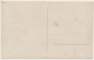 1916 Lázárfalva, Lazaresti; első világháborús német katonák, helyi gyerekekkel, háttérben a falu / W...