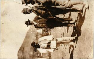 ~1917 Első világháborús osztrák-magyar katonák egy román népviseletben lévő férfival / WWI Austro-Hungarian K.u.k. military, soldiers, Transylvanian folklore. photo (fl)