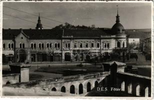 1943 Dés, Dej; Fő tér, Gyógyszertár, patika, Salamon Jakab, Bíró, Wolf, Heinovits Ferenc, Jónás Elemér üzlete, automobil / main square, pharmacy, shops, automobile