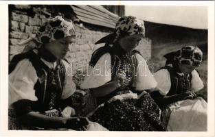 Kalotaszeg, Tara Calatei; Kalotaszegi varró asszonyok, folklór / Transylvanian folklore from Tara Calatei