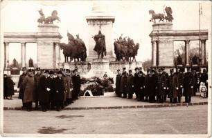 1935 Budapest XIV. Koszorúzás a Hősök terén, katonák. Uy Kálmán fényképész felvétele. photo (gyűrődések / creases)