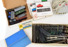 Doboznyi vegyes modell vasút tétel, közte sok sín, trafó, mozdony, vasúti kocsik, stb