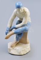 Lidiya Pavlovna Skoblikova korcsolyázó szobra. Szovjet porcelán szobor, kis kopással, számozott, m: 18,5 cm