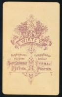 cca 1880 Népviseletes hölgy gereblyével, vizitkártya Wietz V. (Nagyszombat, Trnava / Pöstyén, Piešťa...