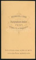 cca 1870 Hölgy menyasszonyi ruhában, vizitkártya Weinwurm [Antal] és Fiai pesti műterméből, 10,5x6,5...