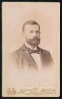 1894 Férfiportré, vizitkártya Mertens és Társa budapesti műterméből, dekoratív verzóval, 10,5x6,5 cm