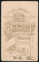 1894 Férfiportré, vizitkártya Mertens és Társa budapesti műterméből, dekoratív verzóval, 10,5x6,5 cm