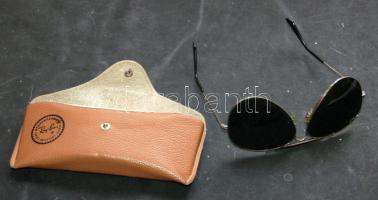 Ray Ban márkájú nosztalgikus napszemüveg eredeti bőrtokjában és hozzámellékelt papírjaival