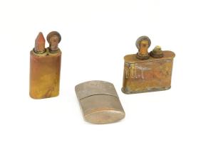 3 darab régi öngyújtó, fém, réz, h: 5,5 cm alatt