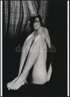 1933 Kertész Andor (később André Kertész) (1894-1985) magyar (később francia - amerikai) fotóművész felvétele (Torzítások sorozatból a 198-as felvétel), 1 db modern nagyítás, jelzés nélkül, 21x15 cm