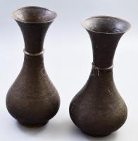 Gazdagon cizellált réz váza pár. Szíria vagy Törökország, cca 19. sz. közepe, jelzés nélkül, m: 29 cm