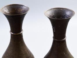 Gazdagon cizellált réz váza pár. Szíria vagy Törökország, cca 19. sz. közepe, jelzés nélkül, m: 29 c...