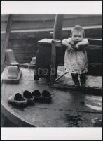 cca 1929 Párizs, Brassai (eredetileg Halász Gyula) (1899-1984) magyar - francia fotóművész felvétele (Gyermek), 1 db modern nagyítás, jelzés nélkül, 21x15 cm