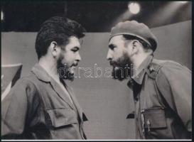cca 1960 Fidel Castro és Che Guevara kubai forradalmárok, Kotnyek Antal (1921-1990) budapesti fotóriporter hagyatékából 1 db modern nagyítás, jelzés nélkül, (Kotnyek Antal készítette a Magyarországon is bemutatott Kuba című fotó- és dokumentumkiállítás fotóanyagát), 15x21 cm
