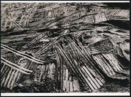 cca 1940 Henri Cartier-Bresson (1908-2004) francia fotóriporter, fotóművész felvétele (Lánctalpasok), 1 db modern nagyítás, jelzés nélkül, 15x21 cm