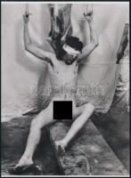 cca 1976 Herman Nitsch (1938-2022) osztrák művész, a bécsi akcionizmus képviselőjének performansza (Mészárszéken 17 #), 1 db modern nagyítás, jelzés nélkül, 21x15 cm