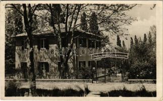 1952 Balatonboglár, Magyar Államvasútiak Takarék és Segélyszövetkezetének 2. számú Majerik János üdülőháza, üdülőtelep főbejárata a C épülettel (EK)