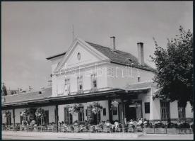 cca 1959 Balatonalmádi-fürdő vasútállomás, 1 db modern nagyítás, jelzés nélkül, 15x21 cm