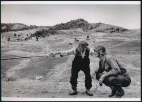 1943 Szicíliai "Toldi Miklós", aki egy amerikai katonának mutatja, merre iszkoltak el a német katonák, Robert Capa (1913-1954) (eredeti neve Friedmann Endre) magyar - francia fotóriporter felvétele, 1 db modern nagyítás, jelzés nélkül, 15x21 cm