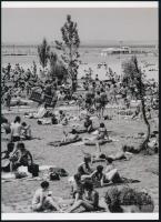 cca 1969 Velencei-tó, az agárdi strand, Sinka Antal (?-?) fényképész és fotóriporter hagyatékából 1 db modern nagyítás, jelzés nélkül, 21x15 cm